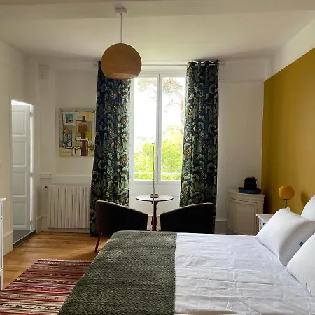 Clos Des Oliviers Bed and Breakfast