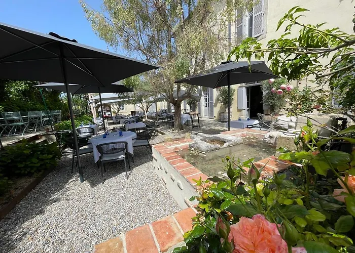 Alojamento de Acomodação e Pequeno-almoço Clos Des Oliviers 4*